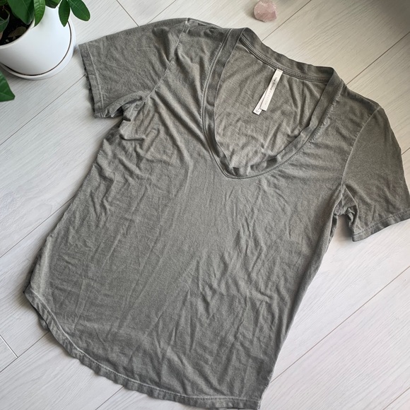 Aritzia Tee - Picture 2 of 7
